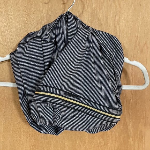 Lululemon Vinyasa Scarf
Tonka Stripe Heathered Slate Black - Picture 3 of 5